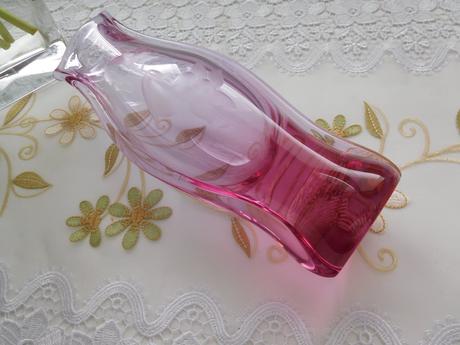 Alexnadritové hútni sklo s růži výška 27,5 cm, 