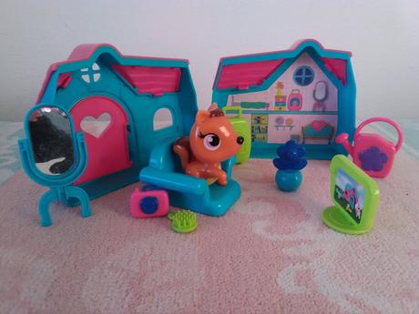 Malý plastový domček s hračkami, 