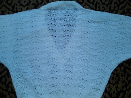 Ručne pletený biely pulover, s