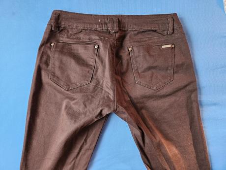 Hnedé nohavice, 40
