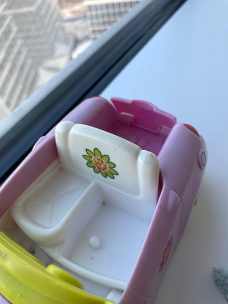 Ruzove auticko s konikmi, 