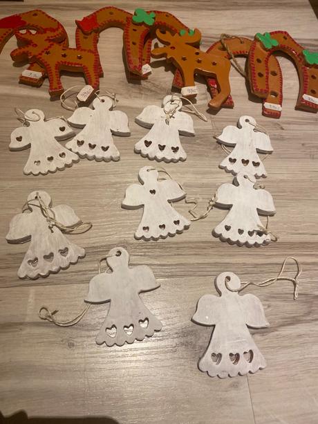 Krásne vianočné ozdoby z vypálenej hliny keramiky,