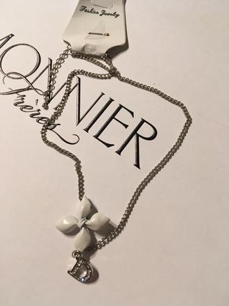 Jemny nahrdelnik s kvietkom,