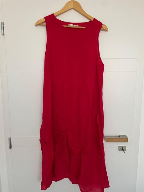 Červené plážové saty, 