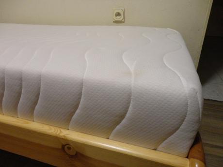 Posteľ + madrac - drevená, jednolôžková, šírka (cm): 90,dĺžka (cm): 200