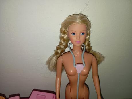 Stolík pre barbie s doplnkami,