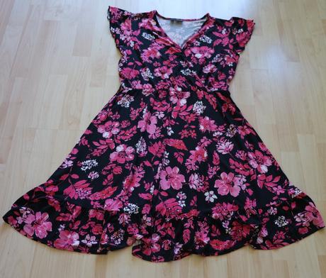 Cyklámenové šaty, 40