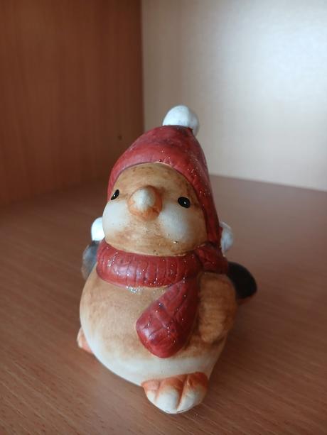 Keramický vtáčik s čiapkou a šálom 10 cm,
