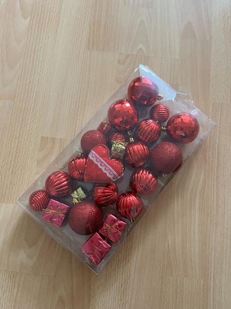 Červené vianočné ozdoby, 