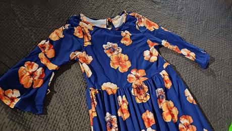 Šaty modré s kvetmi, 38