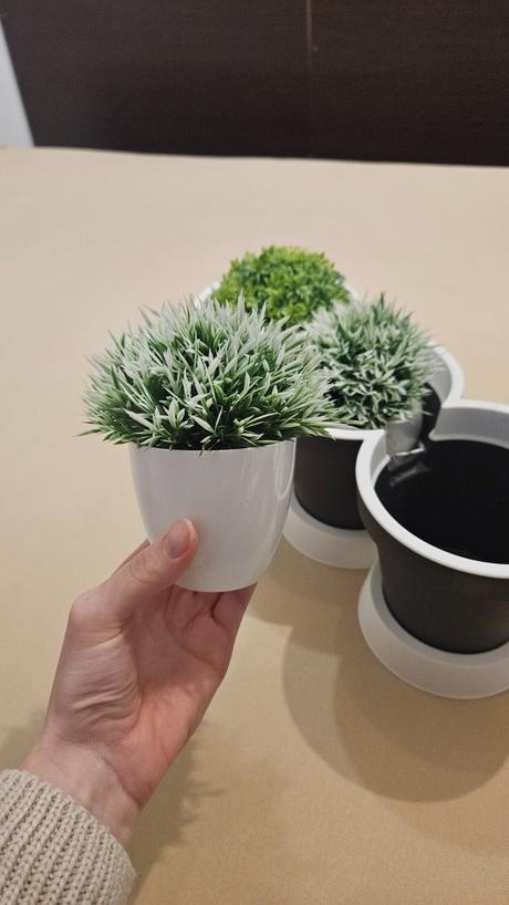 Kvetináč na bylinky, alebo umelé kvety, 