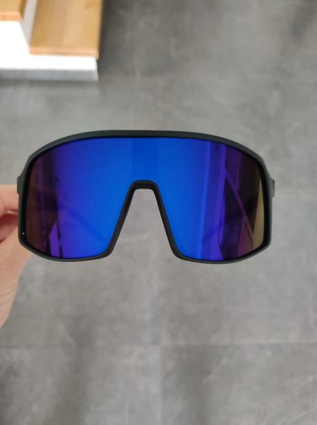 Slnečné športové okuliare,