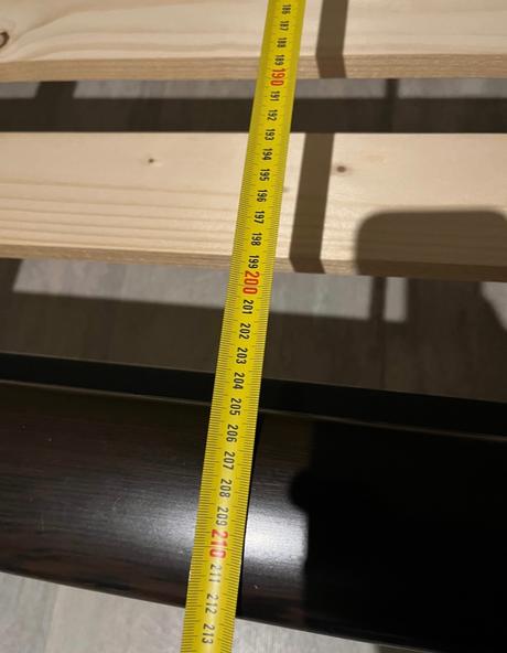 Manželska masivna posteľ,