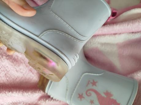 Blikajúce gumáky, 25