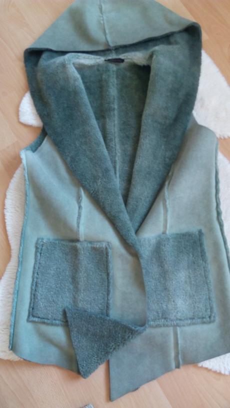 Teplá dámska vesta s kapucnou, s