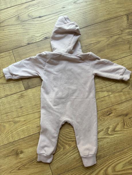 Rúžový overal, 62