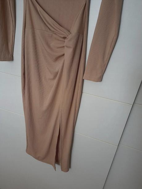 Priliehavé šaty s výrezom, 36