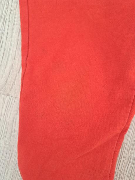 Červeno/oranzove tričko a tepláky, 92