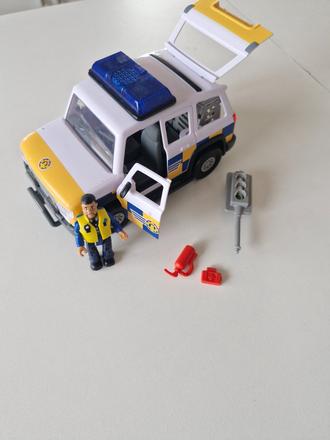 Polícia požiarnik sam,