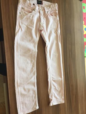 Bledoruzove nohavice, 134