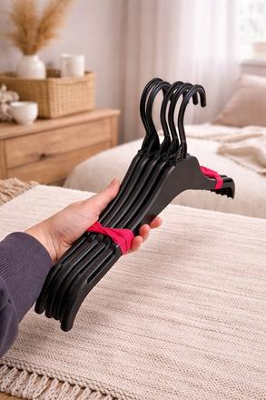 Sada čierných vešiakov, 