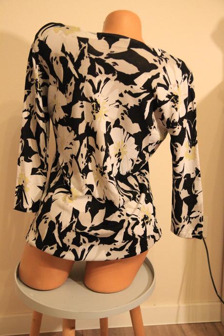 Čierno béžový sveter s kvetmi, m/l, m