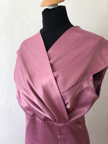 Staroruzove spoločenské saty, 40