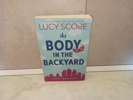 Lucy score - the body in the backyard, 