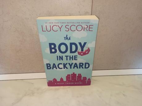 Lucy score - the body in the backyard,