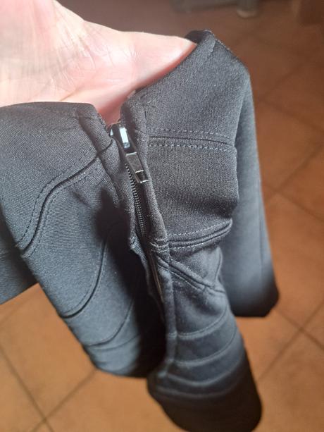 Púzdrové tvarujúce šaty., s