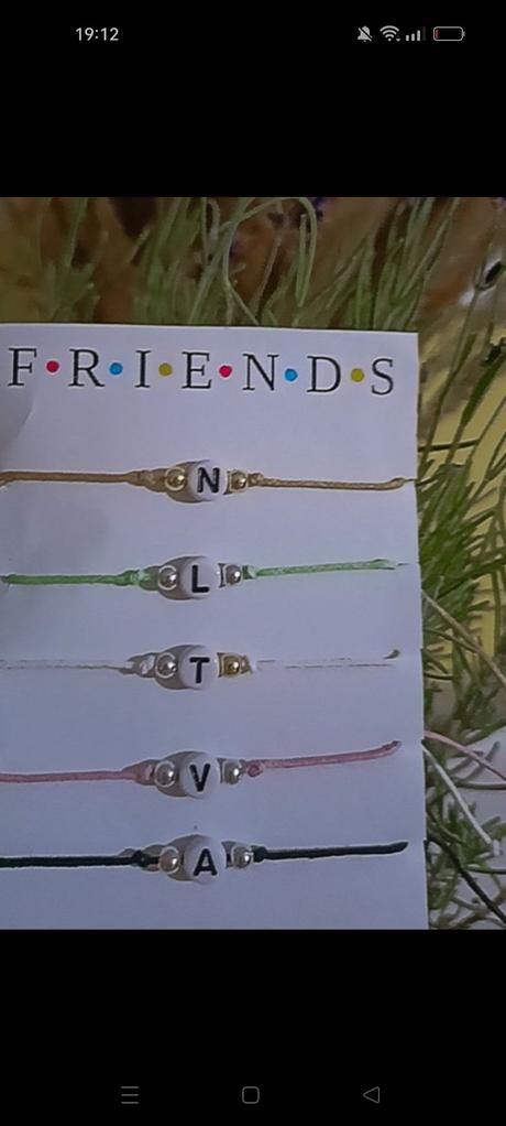 Ručné robené náramky a kľúčenky, 