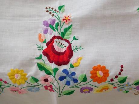 Obrus ručná výšivka top top stav, 143 x 123 cm,, 