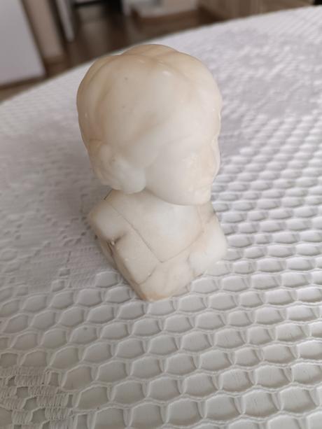 Mramorová busta boženy němcovej, 