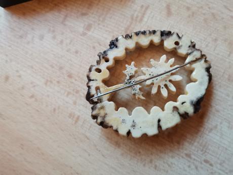 Brošňa z parožia,