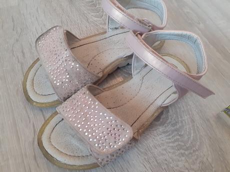 Dievcenske sandalky, 32