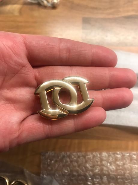 Zámok na kabelku zlatej farby,