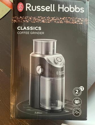 Mlynček na kávu russell hobbs,