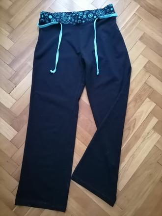 2x oblečené tepláky, l