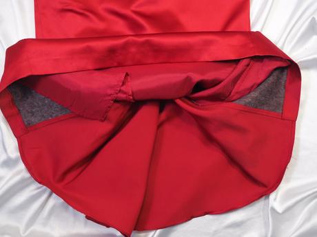 Kvalitné červené spoločenské šaty, s