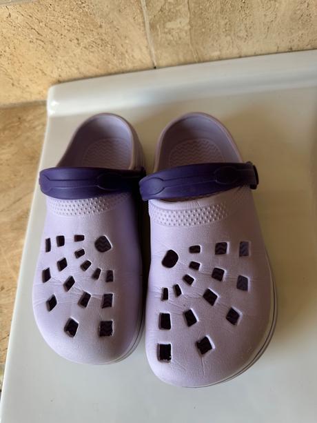 Crocs, 33