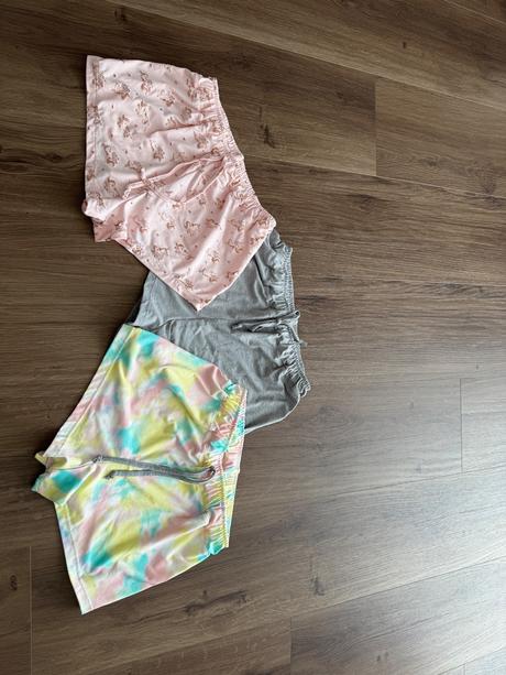 Sortky 2 ks, 7-8 rokov, s dopor. postou, 134