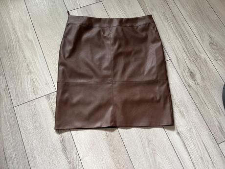 Kožená sukňa, 40