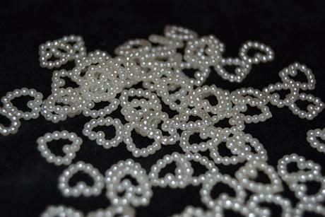 Perlové srdiečka ozdobné biele a modré 100ks/2e,