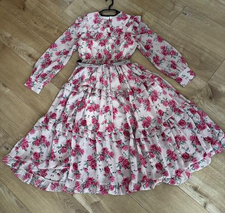 Krásne kvetinové šaty, s