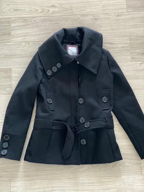 Čierny krátky kabát, 38