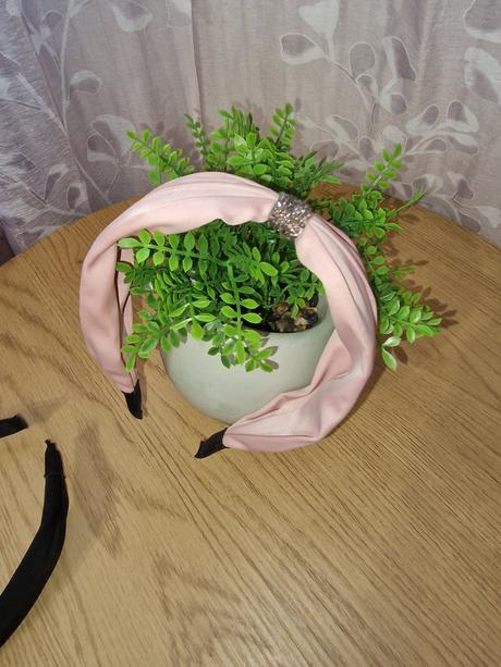 Čelenka saténová, 