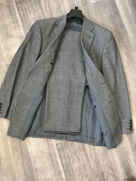 Oblek s jemným vzorom, 52