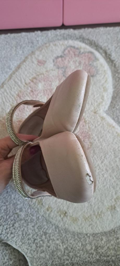 Dievcenske sandale, 34