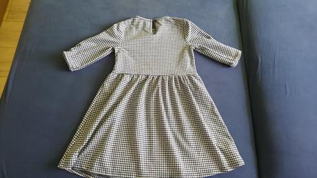 Kárované šaty, 122