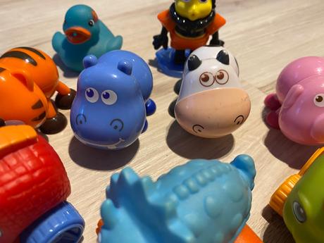 Malé dinosaury autá, zvieratká s krútiacimi hlavam, 